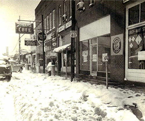 College Street in Madisonville, TN
